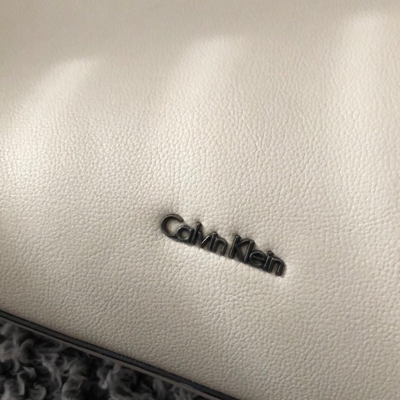 Calvin Klein Handbag w/matching wallet - Picture 5 of 7